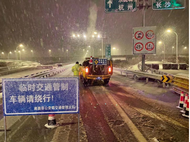 除雪破冰齊協力 保通保暢干勁足 ——南昌高速公司積極應對雨雪惡劣天氣